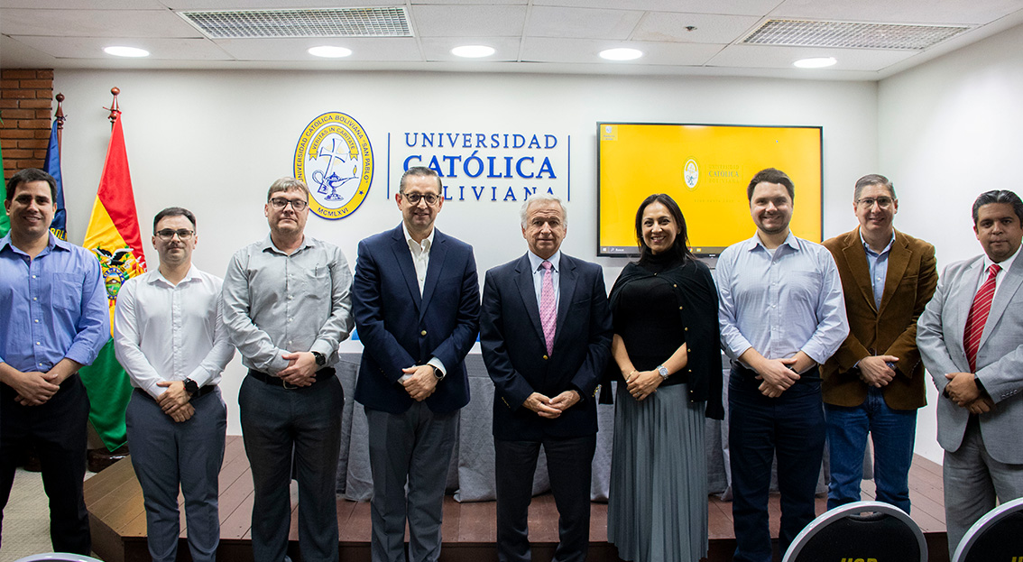 Lee más sobre el artículo Economista internacional Felipe Larraín fortalece lazos académicos en su visita a la UCB Santa Cruz