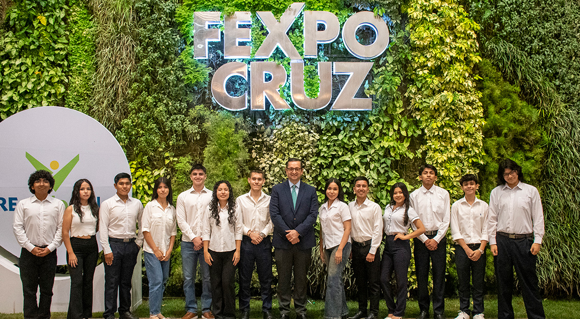 Con un mensaje sobre su historia y compromiso cooperativista, la CRE reconoce a 100 becarios y 18 iniciarán estudios en la UCB Santa Cruz