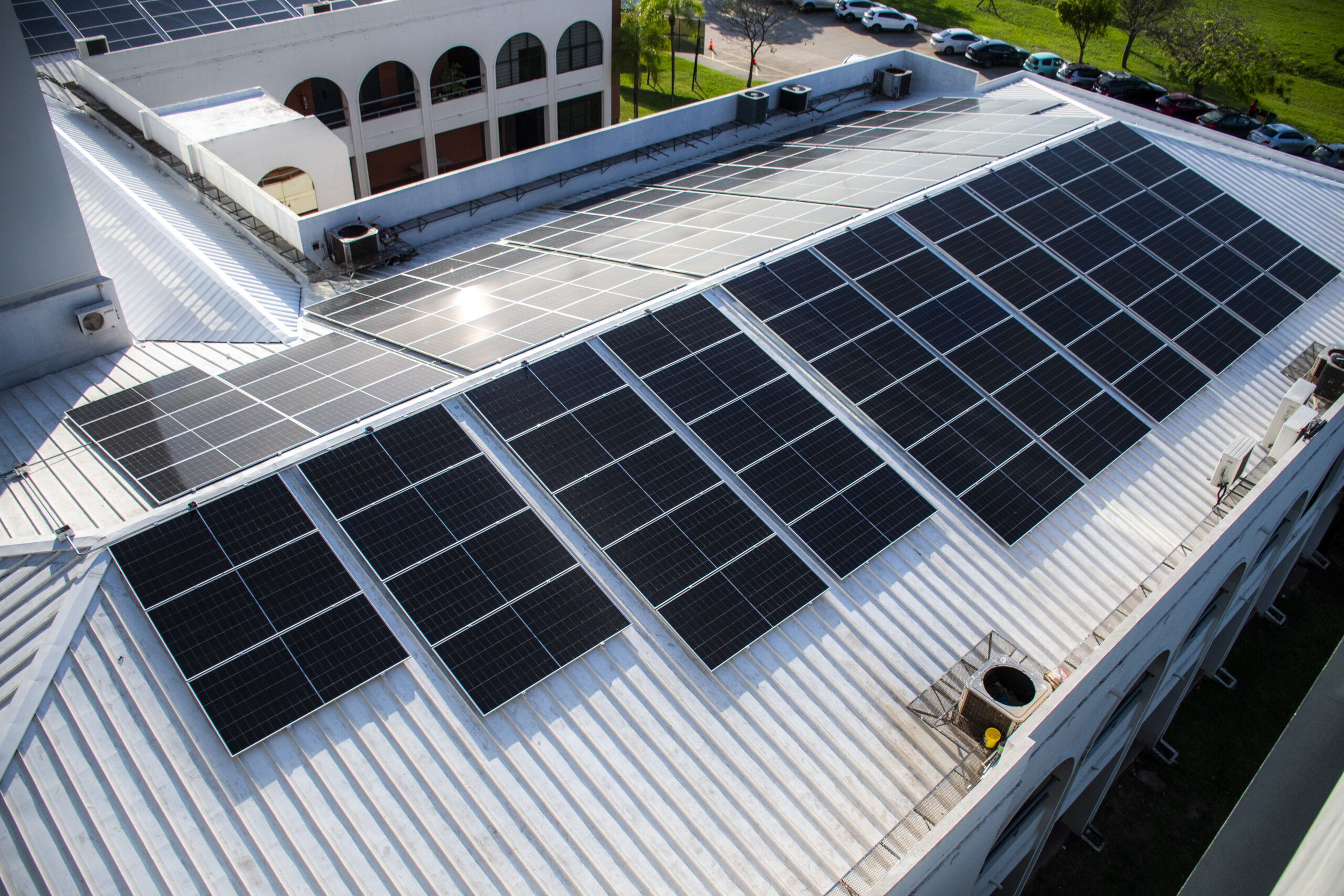 Lee más sobre el artículo UCB Santa Cruz avanza hacia una Universidad más sostenible con el proyecto solar universitario más grande de Bolivia