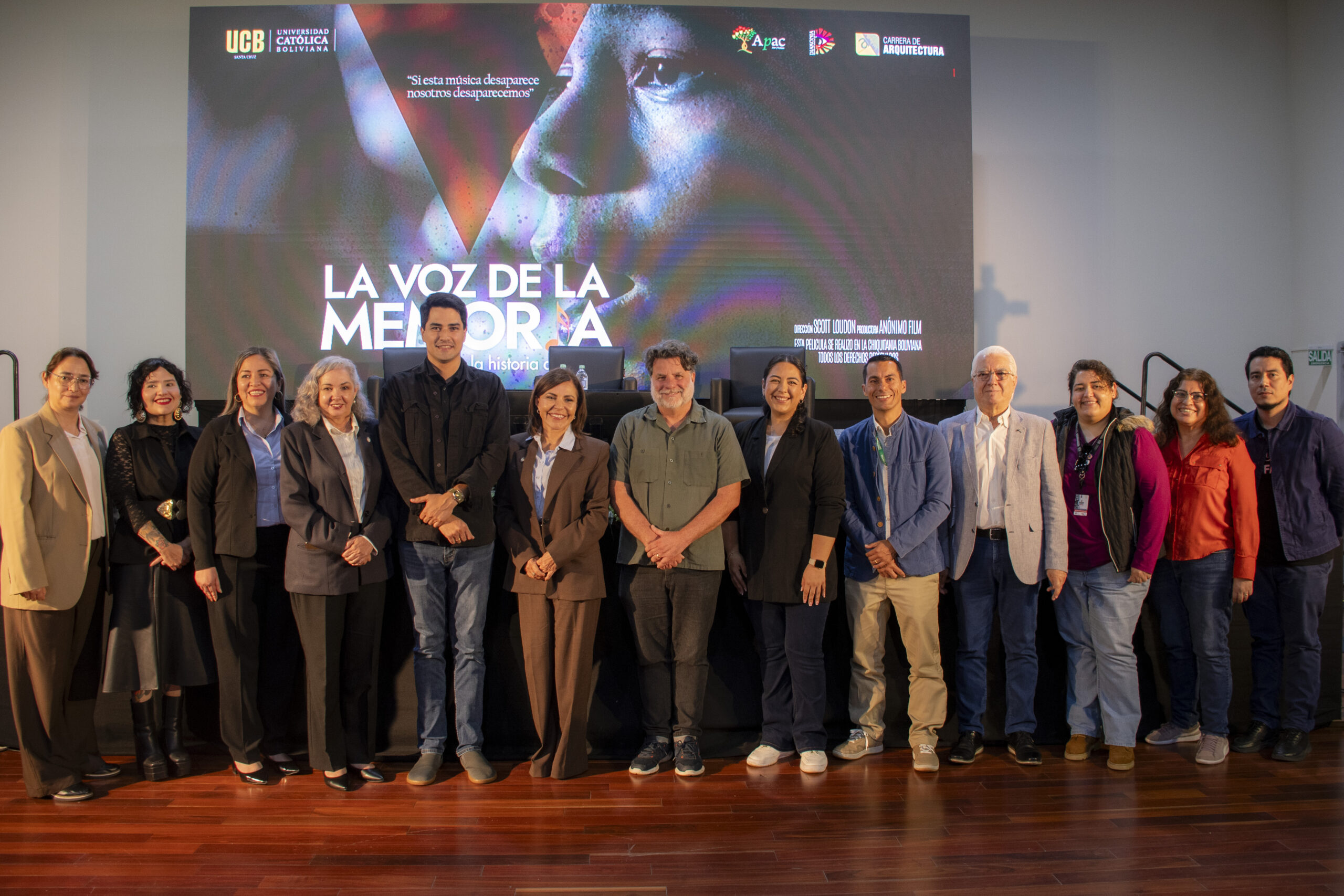 En este momento estás viendo La UCB Santa Cruz abre sus puertas a la presentación del documental “La voz de la memoria: la historia de APAC”